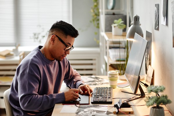créateur en plein travail