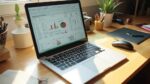 Bureau de travail avec ordinateur portable, souris et outils de bureau