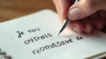 Une main écrivant sur un papier blanc le texte 'Je vais sérieusement remaçaler'.