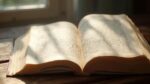 Image d'un livre ouvert sur une table en bois, gros plan.