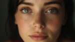 Gros plan sur le visage d'une femme aux yeux bleus et au regard intense