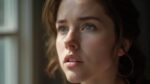 Gros plan sur le visage d'une femme aux yeux verts et tristes