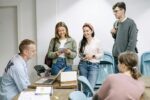 échange entre étudiants et accompagnateur