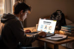 lyceen consultant un site d'orientation pour choisir son futur métier