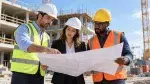 Professionnels du recrutement immobilier et BTP réunis autour de plans de construction